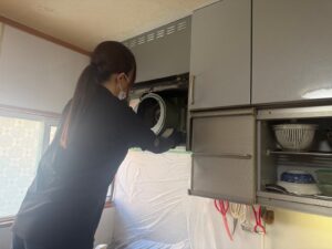 横浜市保土ケ谷区でレンジフード内部を清掃している作業の様子