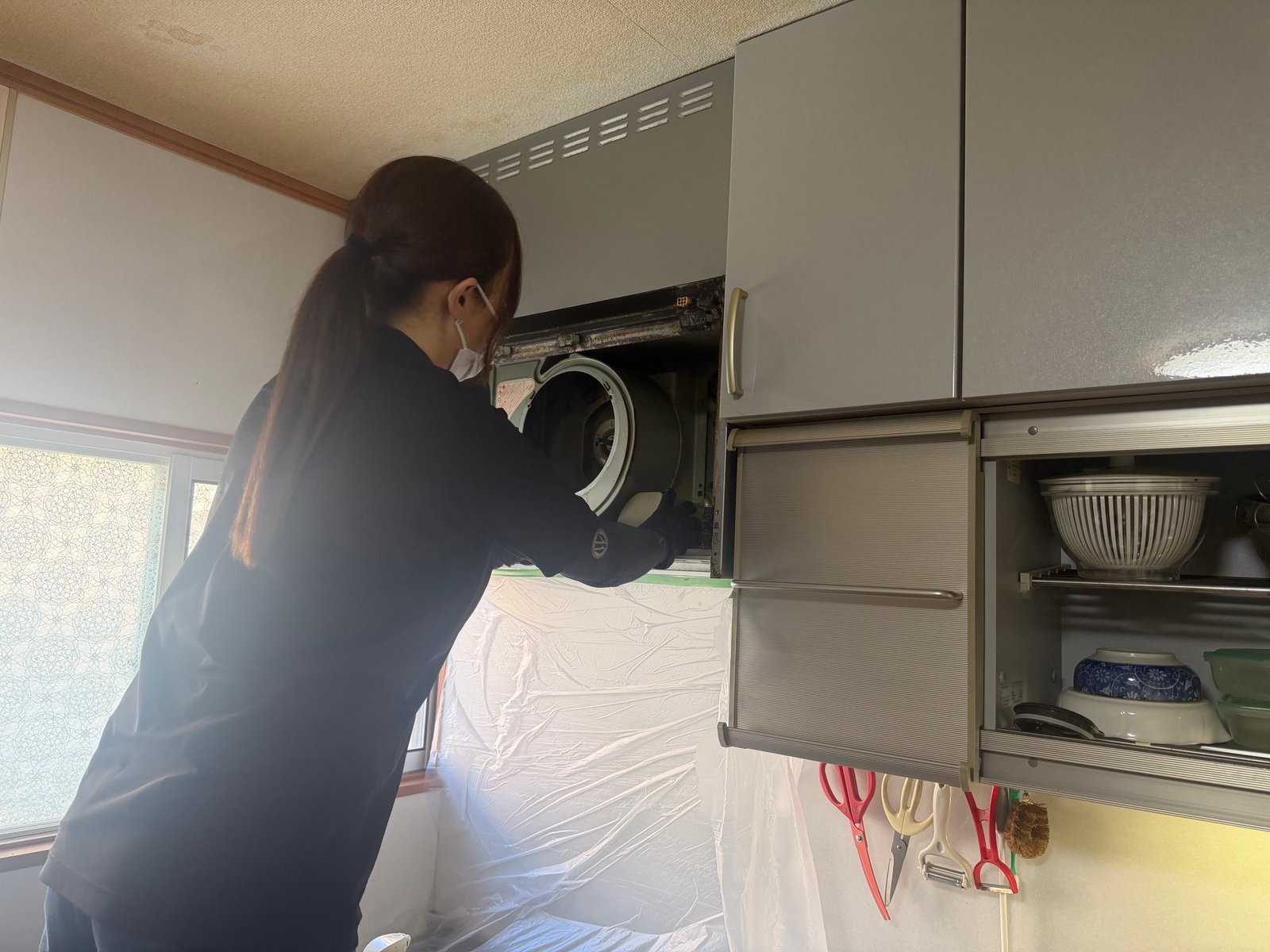 横浜市保土ケ谷区でレンジフード内部を清掃している作業の様子