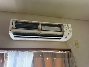 施工前のお掃除機能付きエアコン本体｜相模原市緑区